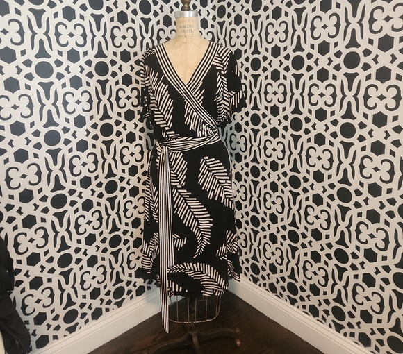 Alfani Dresses & Skirts - Alfani Black and White Geometric Wrap Dress